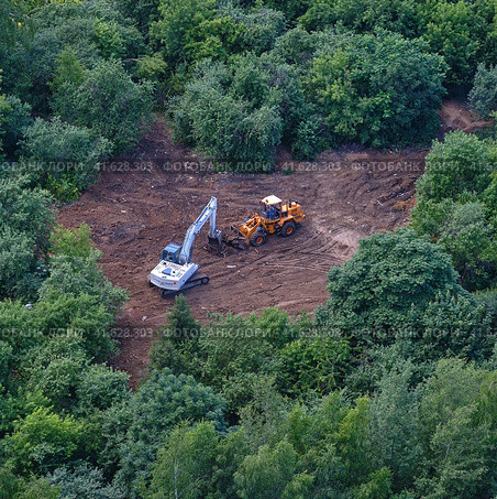 Excavators and bulldozers are being built in the park, top view - July 10, 2020, Moscow, Russia. Редакционное фото, фотограф Андрей Журавлев / Фотобанк Лори