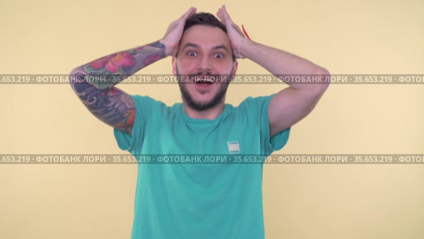 Excited, surprised bearded man keeping hands near face and shouting in amazement. Стоковое видео, видеограф Mihail Mihaylov / Фотобанк Лори