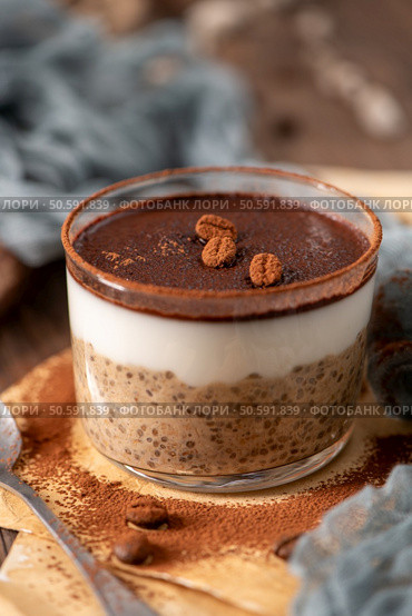 Experience a delightful tiramisu-inspired chia pudding, featuring layers of creamy coffee-infused chia and a luscious chocolate topping. This guilt-free breakfast or dessert combines classic flavors with wholesome ingredients for a convenient and satisfying treat. Стоковое фото, агентство Ingram Publishing / Фотобанк Лори