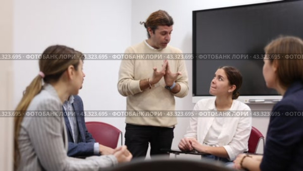 Experienced male teacher giving lecture to group of student. Стоковое видео, видеограф Яков Филимонов / Фотобанк Лори