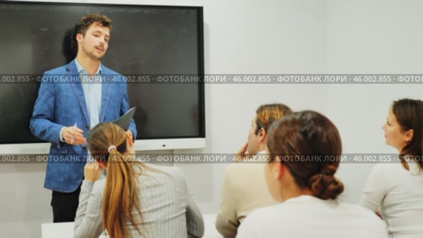 Experienced male teacher giving lecture to group of student. Стоковое видео, видеограф Яков Филимонов / Фотобанк Лори