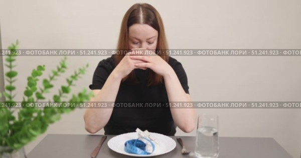 Exploring Food Control and Measurement With a Measuring Tape. Стоковое видео, видеограф Ольга Коваленко / Фотобанк Лори