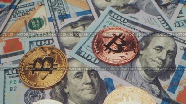 Exploring the intersection of cryptocurrency and cash in contemporary finance. Стоковое видео, видеограф Сергей Толмачёв / Фотобанк Лори