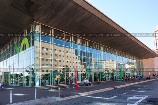 Exterior of the central bus terminal with ticket offices. Glass building. The Titsa company is a operator of public bus service in Tenerife (2016 год). Редакционное фото, фотограф Кекяляйнен Андрей / Фотобанк Лори