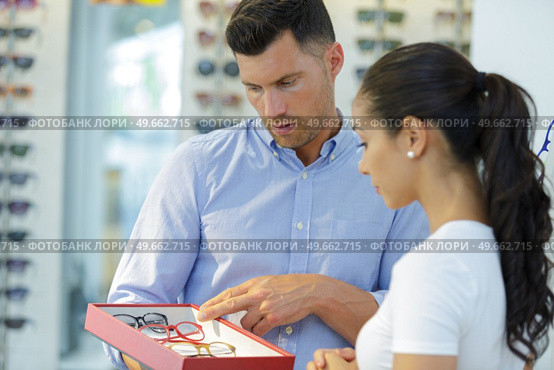 eyeglasses frames in optical store. Стоковое фото, агентство Ingram Publishing / Фотобанк Лори