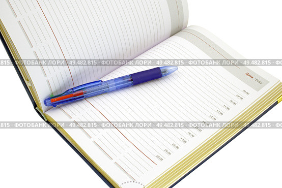 Ежедневник с шариковой ручкой на белом фоне. A diary with a ballpoint pen on a white background. Стоковое фото, фотограф Татьяна Д / Фотобанк Лори