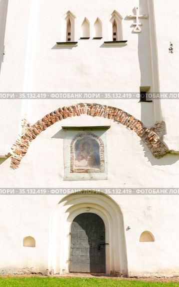 Facade of the Church of the Transfiguration of the Savior on Ilyina Street (Veliky Novgorod, Russia), a historical church painted by Theophanes the Greek (2020 год). Стоковое фото, фотограф Олег Иванов / Фотобанк Лори