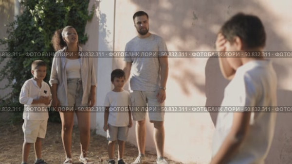 Family playing blind man's bluff in backyard. Стоковое видео, видеограф Константин Шишкин / Фотобанк Лори