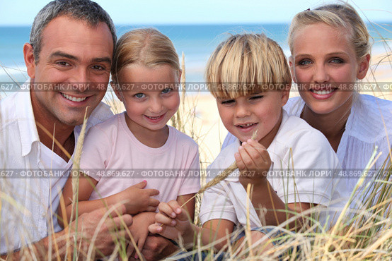 Family spending the day by the seaside. Стоковое фото, агентство Ingram Publishing / Фотобанк Лори