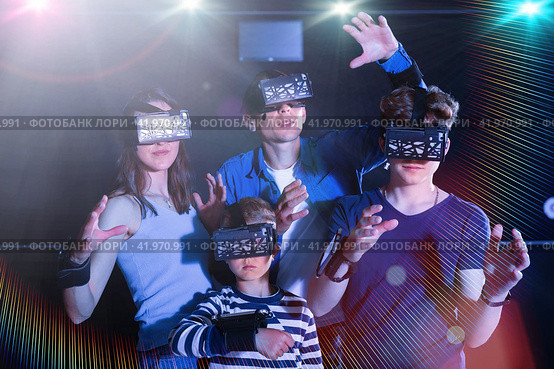 Family with children playfully poses in virtual reality glasses. Стоковое фото, фотограф Яков Филимонов / Фотобанк Лори