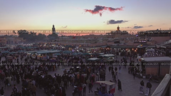 Famous Jemaa el Fna square crowded at sunset (2018 год). Редакционное видео, видеограф Михаил Коханчиков / Фотобанк Лори