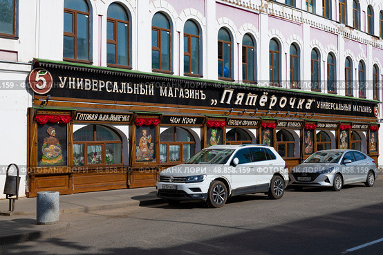 Фасад продовольственного магазина "Пятерочка" оформленный в ретро стиле солнечным майским днем. Рыбинск. Редакционное фото, фотограф Виктор Карасев / Фотобанк Лори