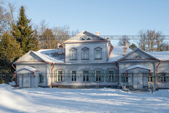 Фасад старинного дома российского промышленника и мецената С.И. Мамонтова в усадьбе Абрамцево морозным январским днем. Московская область (2024 год). Редакционное фото, фотограф Виктор Карасев / Фотобанк Лори