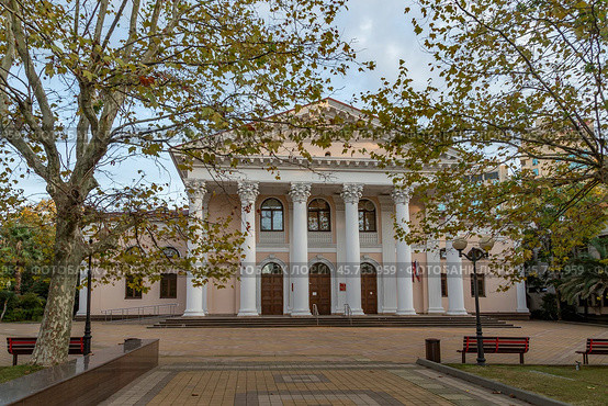 Фасад здания городского собрания Сочи (бывший кинотеатр Стерео). Коаснодарский край. Россия (2020) Редакционное фото, фотограф Юлия Кутыгина / Фотобанк Лори