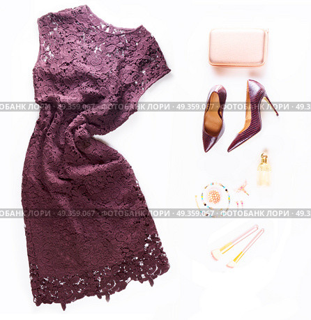 Fashion Christmas flat lay scene. Fashion flat lay scene. Hight heel shoes, dress, bag, dressing up for party fashion accessoires. Стоковое фото, агентство Ingram Publishing / Фотобанк Лори
