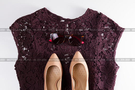 Fashion flat lay scene. Fashion flat lay scene. Dress, hight heel shoes and sunglasses. Стоковое фото, агентство Ingram Publishing / Фотобанк Лори