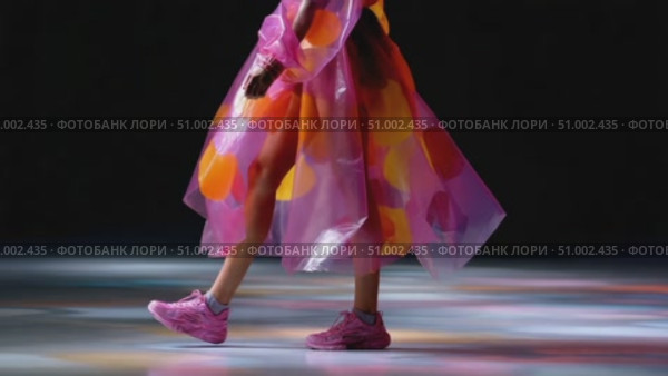 Fashion model walking in colorful plastic dress. Стоковое AI-видео, аниматор Юрий Поздников / Фотобанк Лори