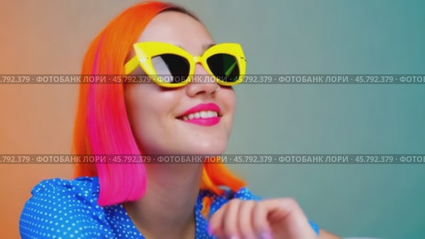 Fashion model with dyed hair and yellow sunglasses posing. Стоковое видео, видеограф Данил Руденко / Фотобанк Лори