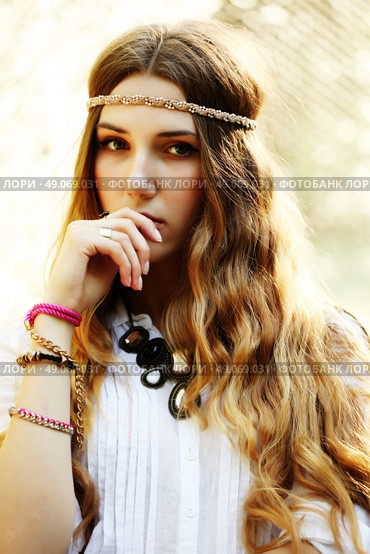 Fashion portrait of beautiful hippie young woman wearing boho chic clothes and summer hat outdoors. Soft warm vintage color tone. Artsy bohemian style. Стоковое фото, агентство Ingram Publishing / Фотобанк Лори