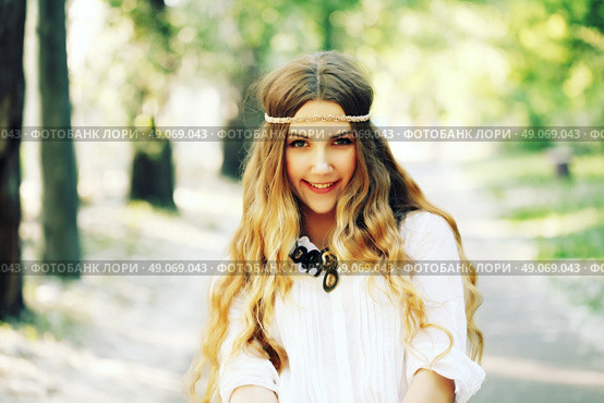 Fashion portrait of beautiful hippie young woman wearing boho chic clothes and summer hat outdoors. Soft warm vintage color tone. Artsy bohemian style. Стоковое фото, агентство Ingram Publishing / Фотобанк Лори