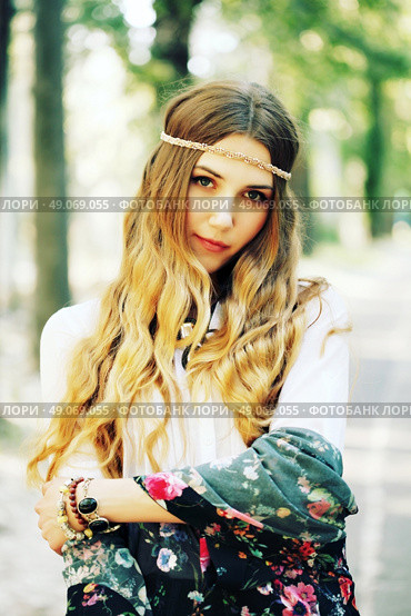 Fashion portrait of beautiful hippie young woman wearing boho chic clothes and summer hat outdoors. Soft warm vintage color tone. Artsy bohemian style. Стоковое фото, агентство Ingram Publishing / Фотобанк Лори