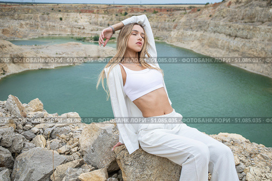 Fashion portrait of young beautiful woman posing in quarry. Стоковое фото, фотограф Андрей Аркуша / Фотобанк Лори