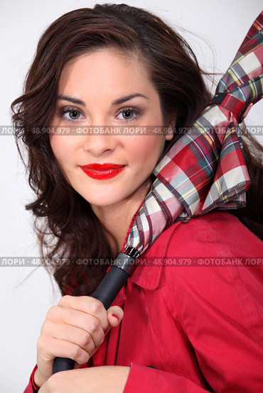 Fashionable woman carrying an umbrella. Стоковое фото, агентство Ingram Publishing / Фотобанк Лори