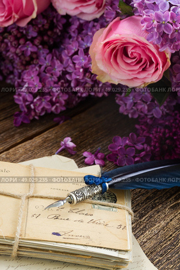 feather pen . old pastage with flowers  and blue  feather pen. Стоковое фото, агентство Ingram Publishing / Фотобанк Лори