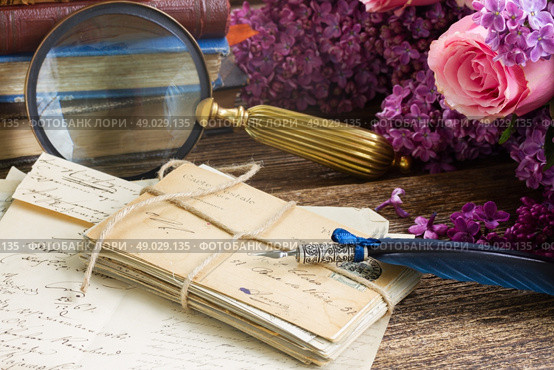 feather pen . old postage with fresh flowers  and blue  feather pen. Стоковое фото, агентство Ingram Publishing / Фотобанк Лори