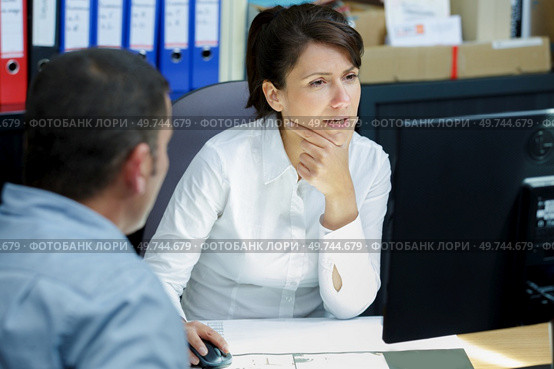 female advisor in meeting with middle-aged man. Стоковое фото, агентство Ingram Publishing / Фотобанк Лори