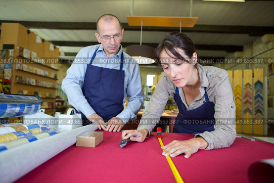 female artisan working on the decoration of a frame. Стоковое фото, агентство Ingram Publishing / Фотобанк Лори
