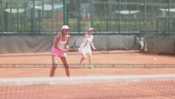 Female athlete plays tennis on open court. Стоковое видео, видеограф Яков Филимонов / Фотобанк Лори