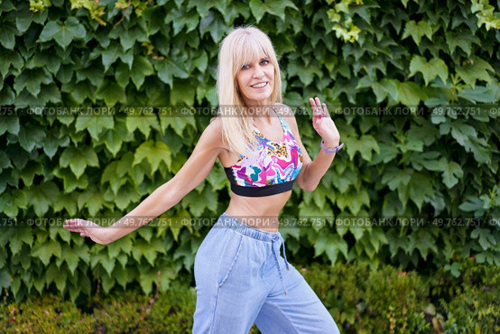 Female caucasian young professional dancer expressing movement through dance next to an urban garden. Dancer expressing movement through dance next to an urban garden. Стоковое фото, агентство Ingram Publishing / Фотобанк Лори