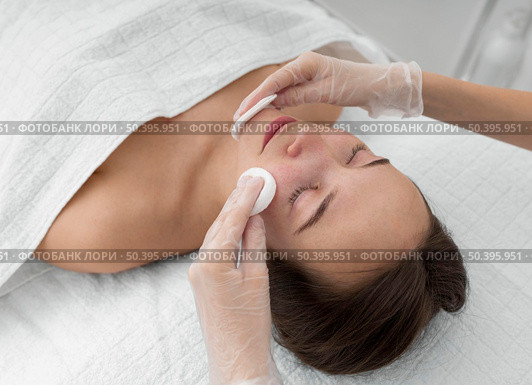 female client salon face care routine with cleansing disks 6. Стоковое фото, агентство Ingram Publishing / Фотобанк Лори