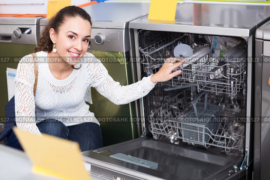 female customer looking at dishwashers. Стоковое фото, фотограф Яков Филимонов / Фотобанк Лори
