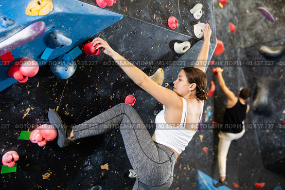 Female fitness climber training at bouldering gym. Стоковое фото, фотограф Яков Филимонов / Фотобанк Лори