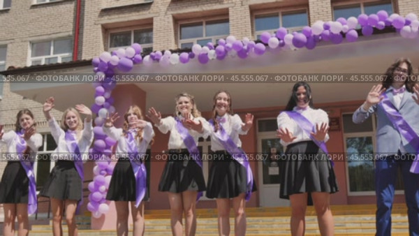 Female graduates saying farewell on their final school day, adorned with purple ribbons and surrounded by festive balloons. Стоковое видео, видеограф Mikhail Davidovich / Фотобанк Лори