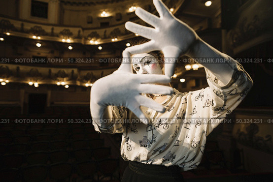 female mime making hand frame. Стоковое фото, агентство Ingram Publishing / Фотобанк Лори