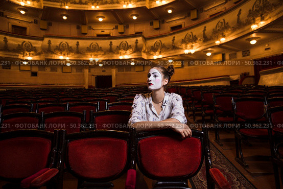 female mime sitting chair. Стоковое фото, агентство Ingram Publishing / Фотобанк Лори