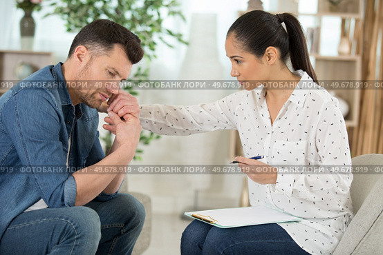 female psychiatrist holding stressed patients hands. Стоковое фото, агентство Ingram Publishing / Фотобанк Лори