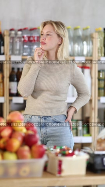 Female shopper has difficulty remembering what to buy at a grocery supermarket. Стоковое видео, видеограф Яков Филимонов / Фотобанк Лори