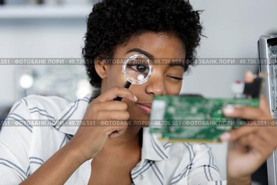 female technician working in electronic laboratory. Стоковое фото, агентство Ingram Publishing / Фотобанк Лори
