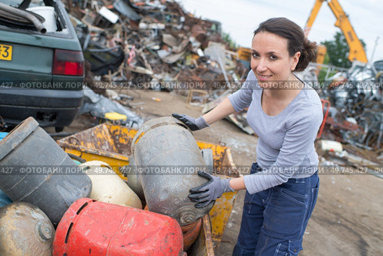 female worker at a scrap yard. Стоковое фото, агентство Ingram Publishing / Фотобанк Лори