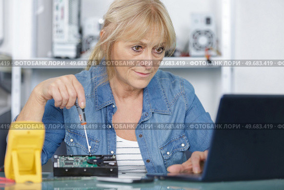 female worker on repair and maintenance concept. Стоковое фото, агентство Ingram Publishing / Фотобанк Лори