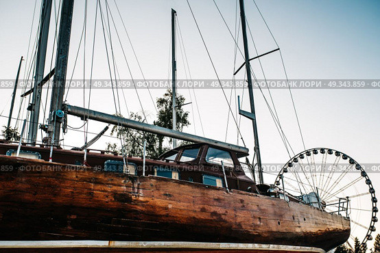 Ferris wheel against the blue sky in the port city Gdynia Poland. Стоковое фото, агентство Ingram Publishing / Фотобанк Лори