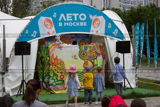 Фестиваль "Лето в Москве". Дети смотрят кукольный спектакль в парке. Москва. Редакционное фото, фотограф Елена Орлова / Фотобанк Лори