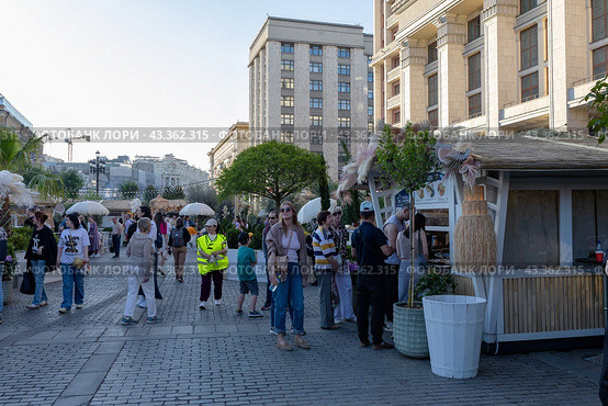 Фестиваль «Москва — на волне. Рыбная неделя». Манежная площадь. (2024 год). Редакционное фото, фотограф Андрей Иванов / Фотобанк Лори