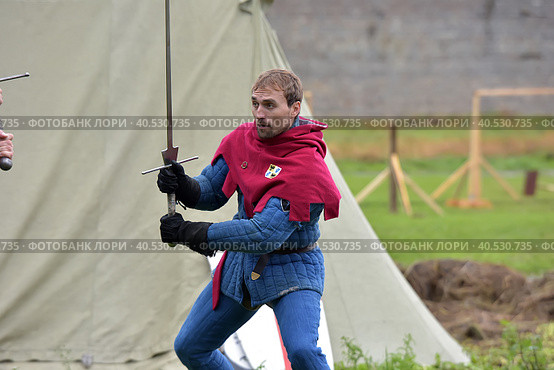 Festival of medieval reconstruction "Russian fortress", Fencing on swords in medieval costumes (2015 год). Редакционное фото, фотограф Анна Кривицкая / Фотобанк Лори