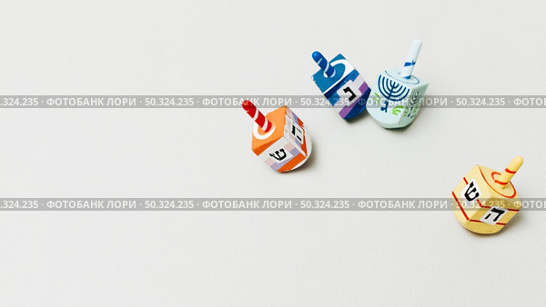 festive hanukkah dreidel with copy space. Стоковое фото, агентство Ingram Publishing / Фотобанк Лори
