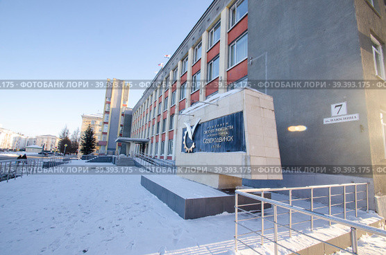 Февраль, 2023 - Северодвинск. Герб города Северодвинск в виде чайки и шестеренки. Россия, Архангельская область. Стоковое фото, фотограф Яковлев Сергей / Фотобанк Лори